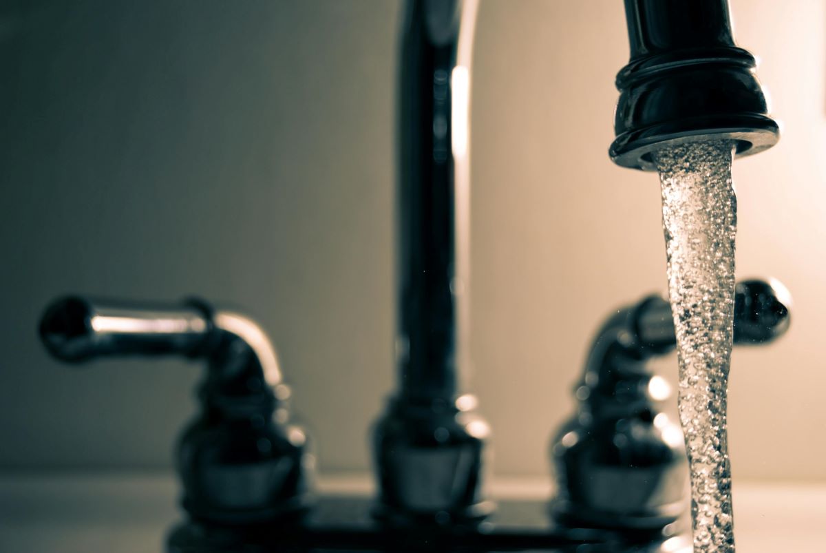 Water running from plastic pipes through faucet